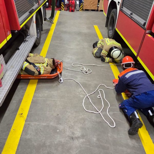 Jugendübung zum Thema Erste Hilfe und Bergung von Personen