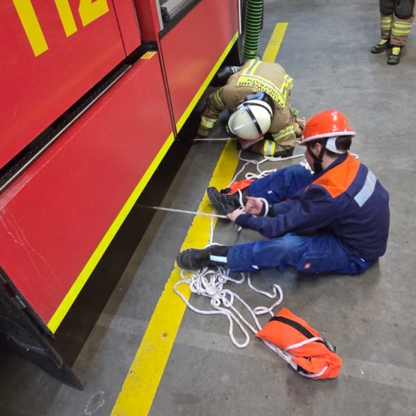 Jugendübung zum Thema Erste Hilfe und Bergung von Personen