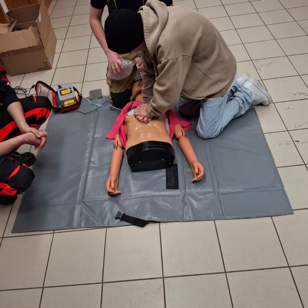 Jugendübung zum Thema Erste Hilfe und Bergung von Personen