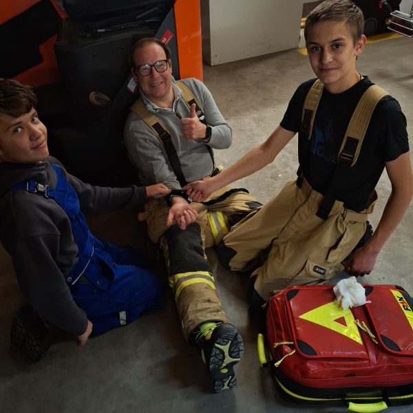 Jugendübung zum Thema Erste Hilfe und Bergung von Personen